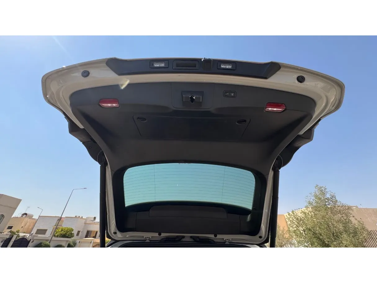 Car image 23