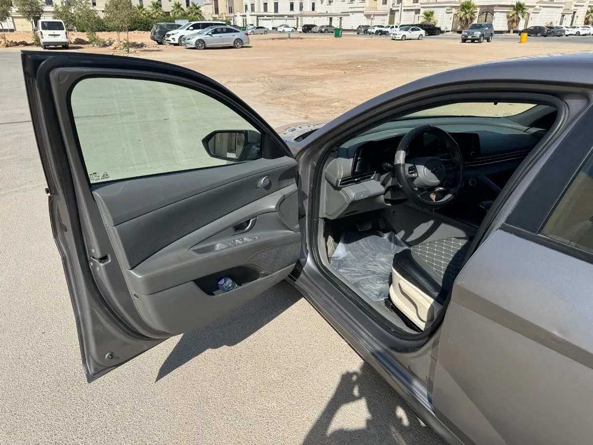 Car image 10