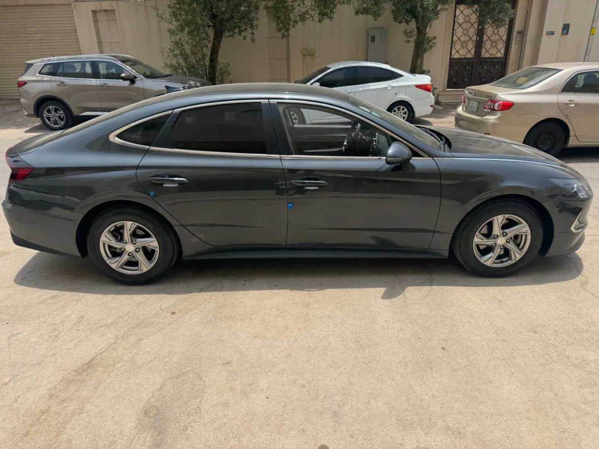 Car image 4