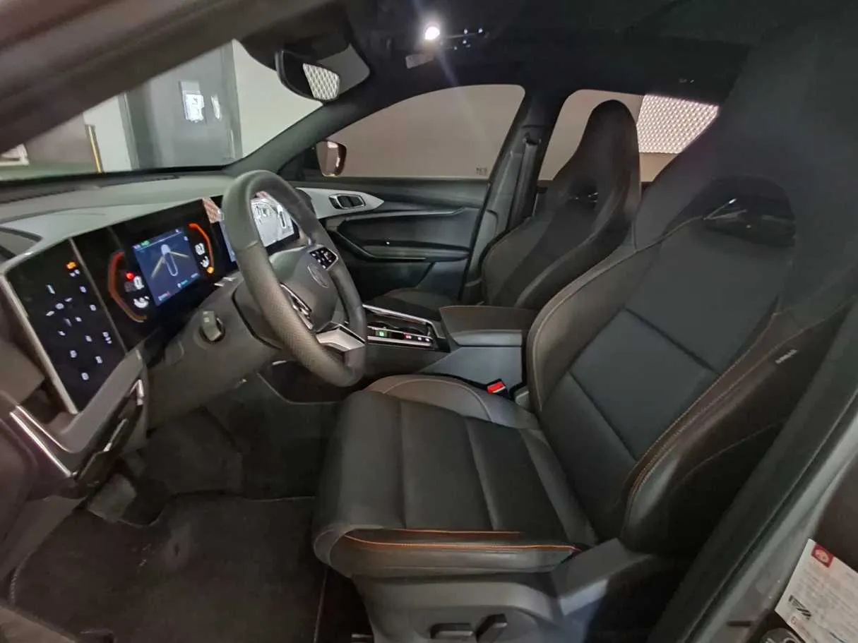 Car image 12