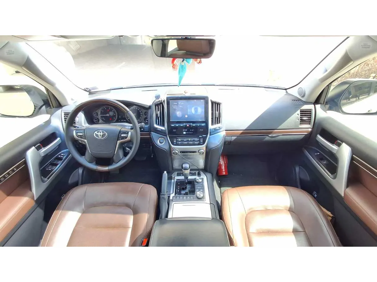 Car image 17