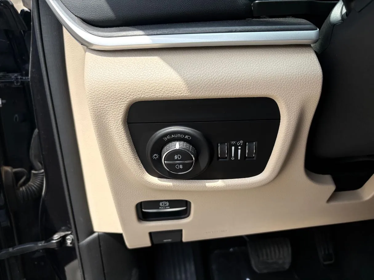 Car image 26