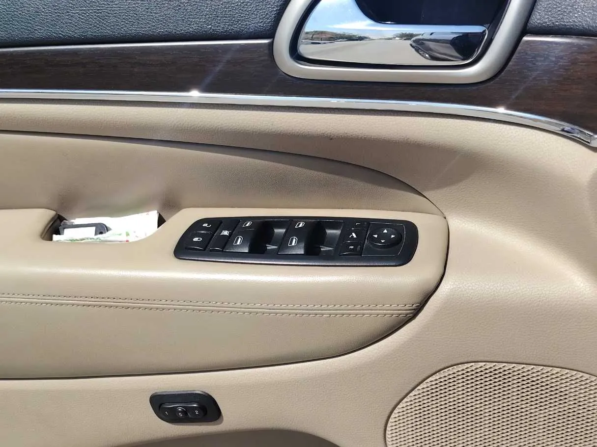 Car image 30