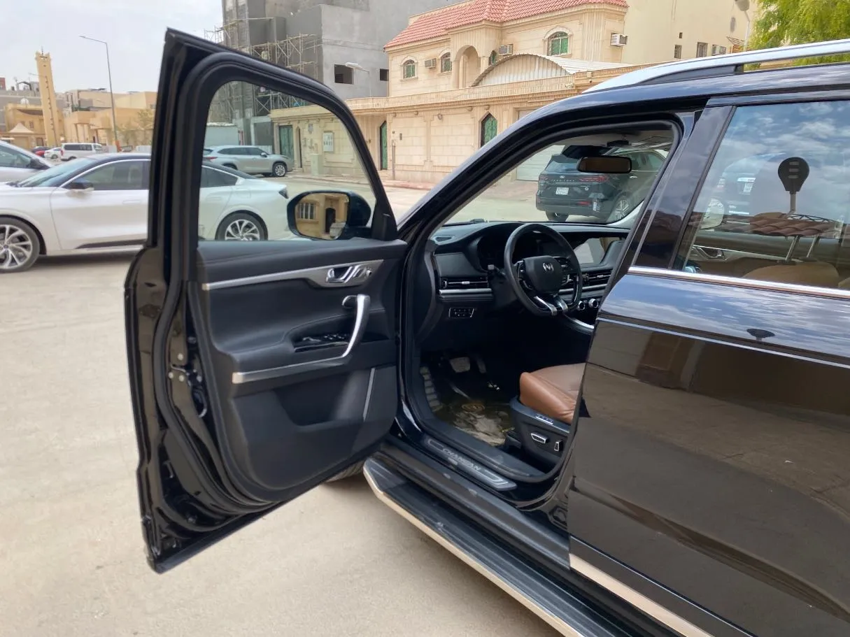 Car image 10
