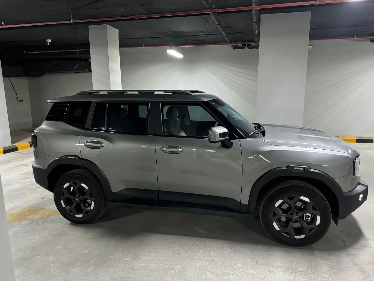 Car image 4