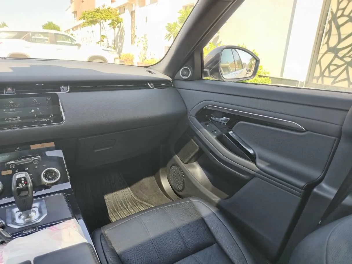 Car image 30