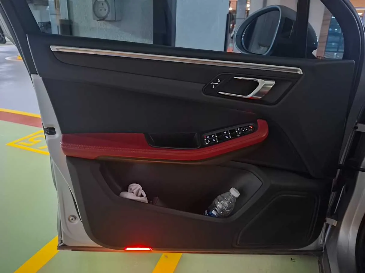 Car image 10