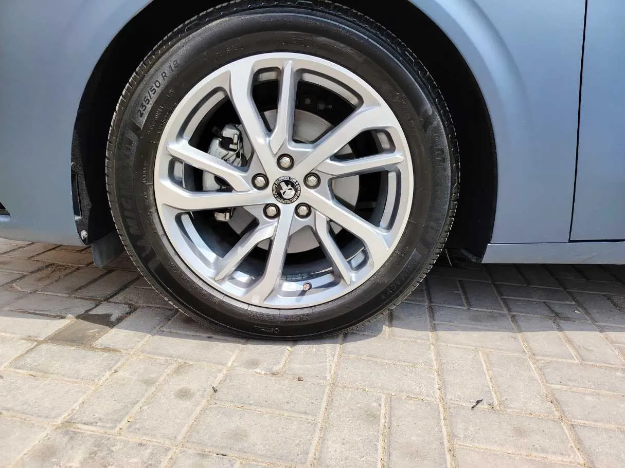 Car image 10