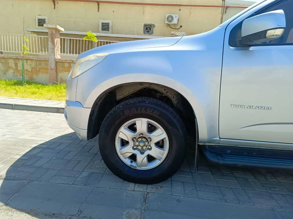 Car image 9