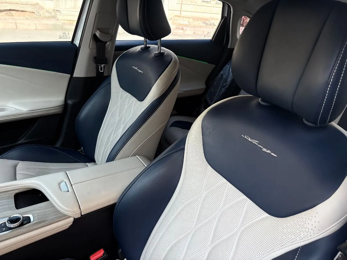 Car image 13