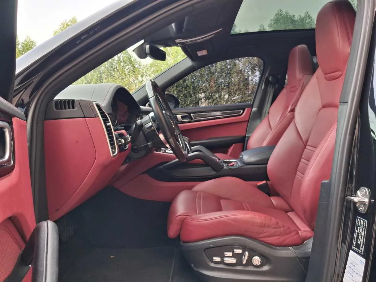 Car image 12