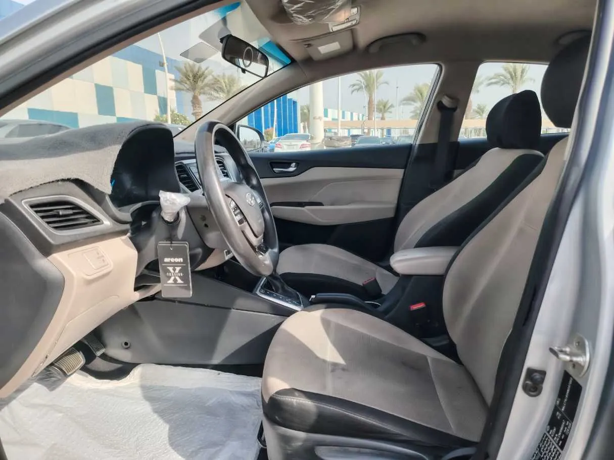 Car image 14