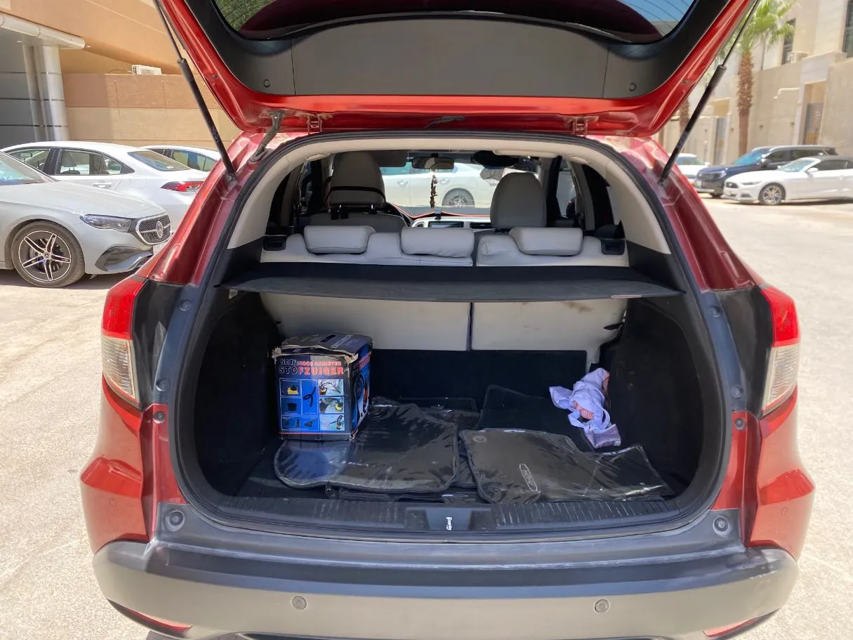 Car image 19