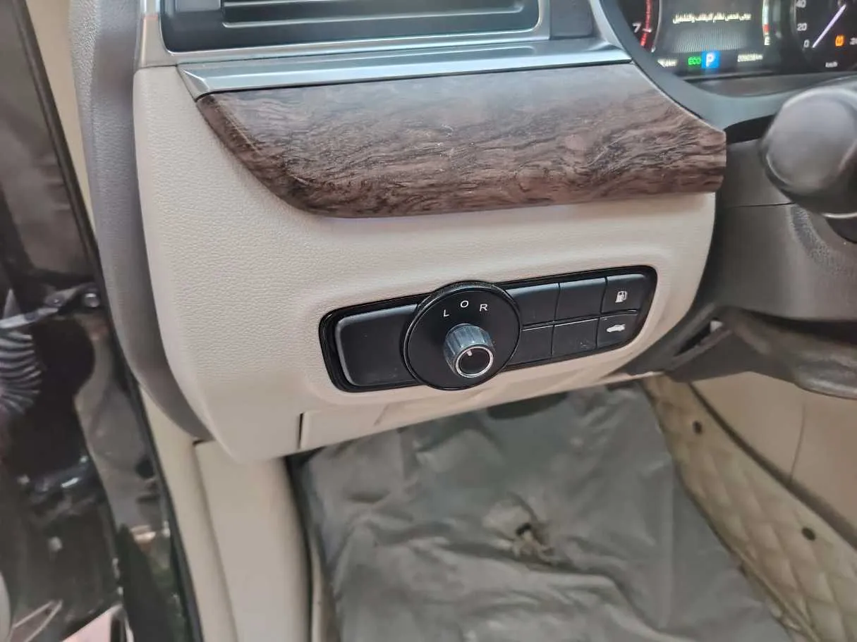 Car image 37
