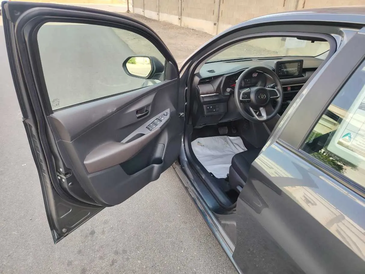 Car image 11