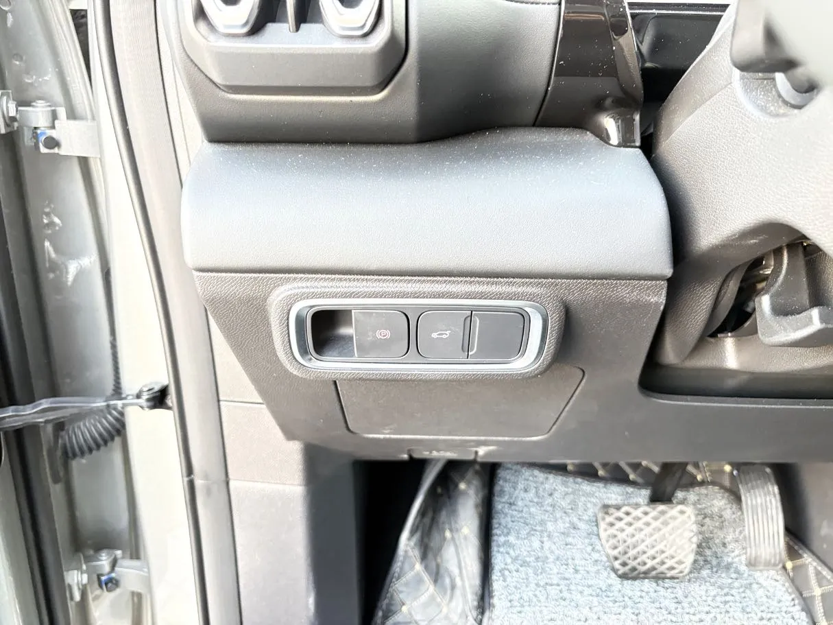 Car image 26