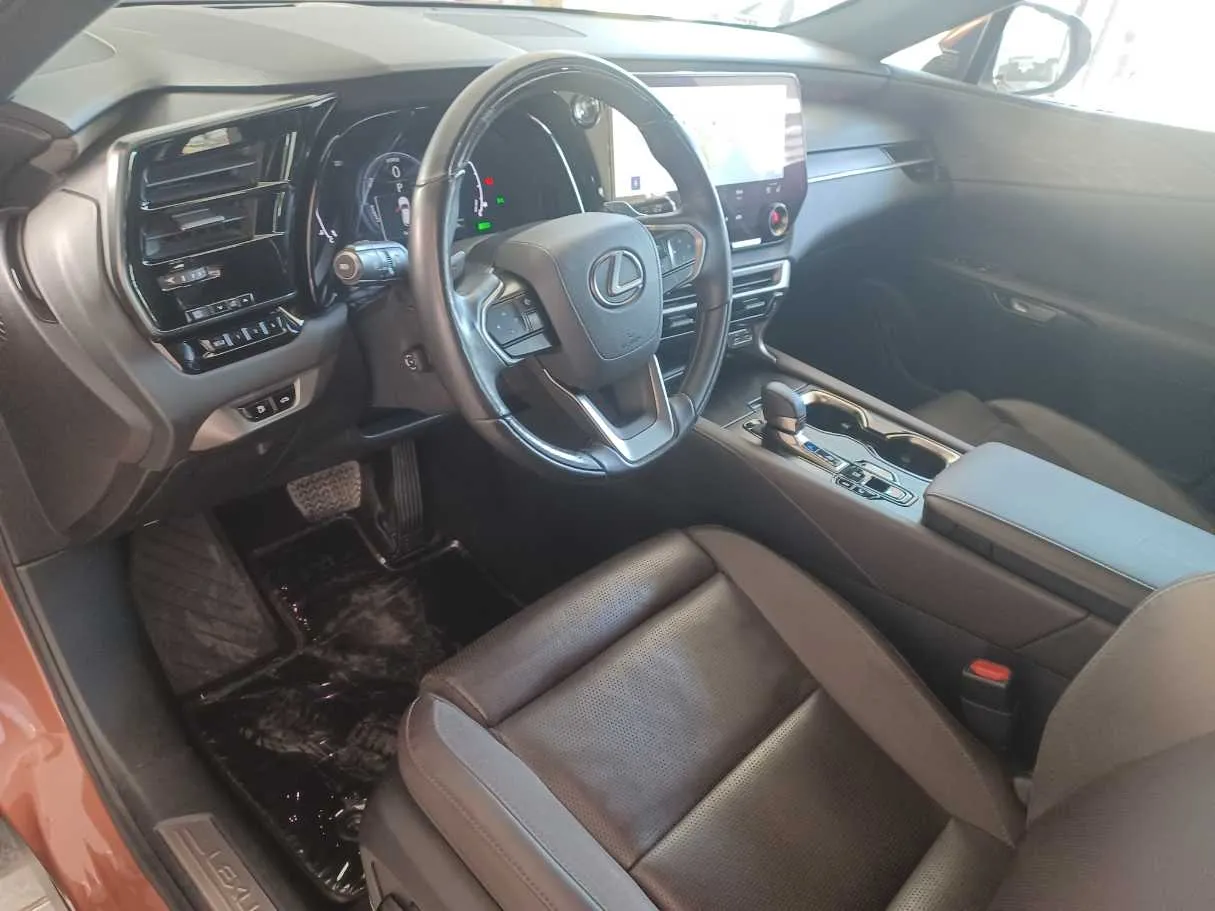 Car image 12