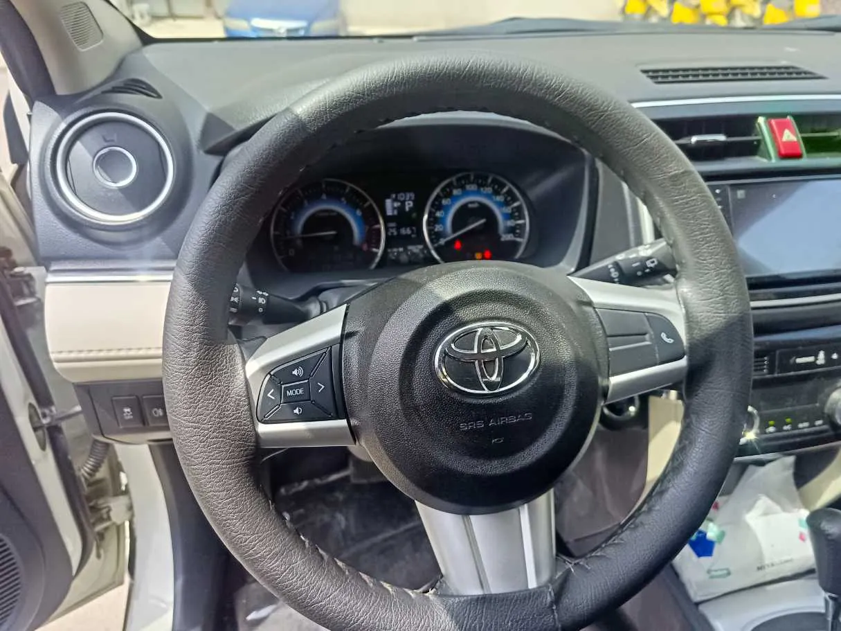 Car image 25