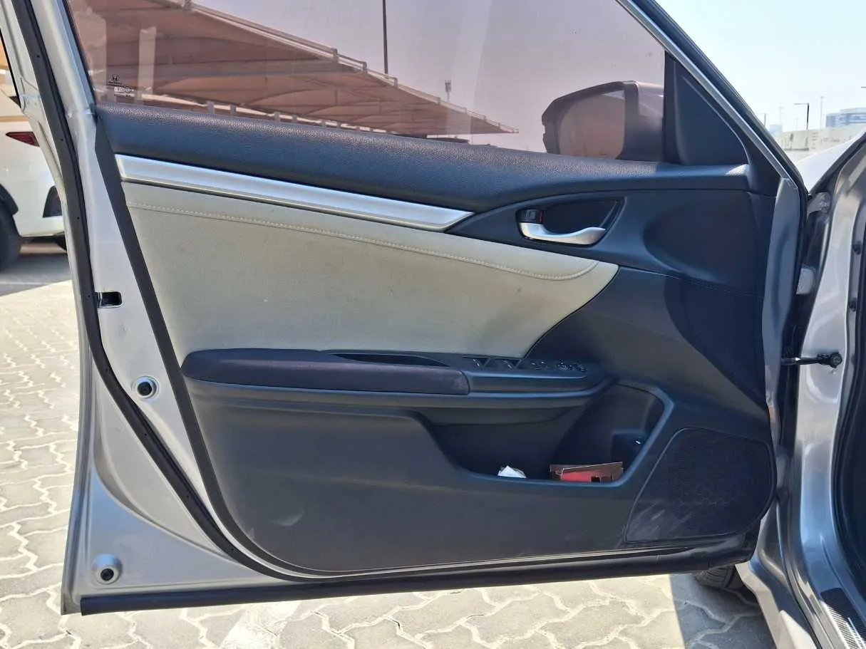 Car image 10