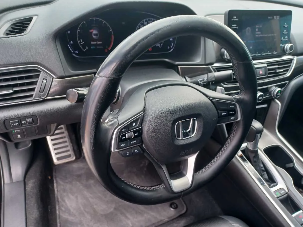 Car image 19