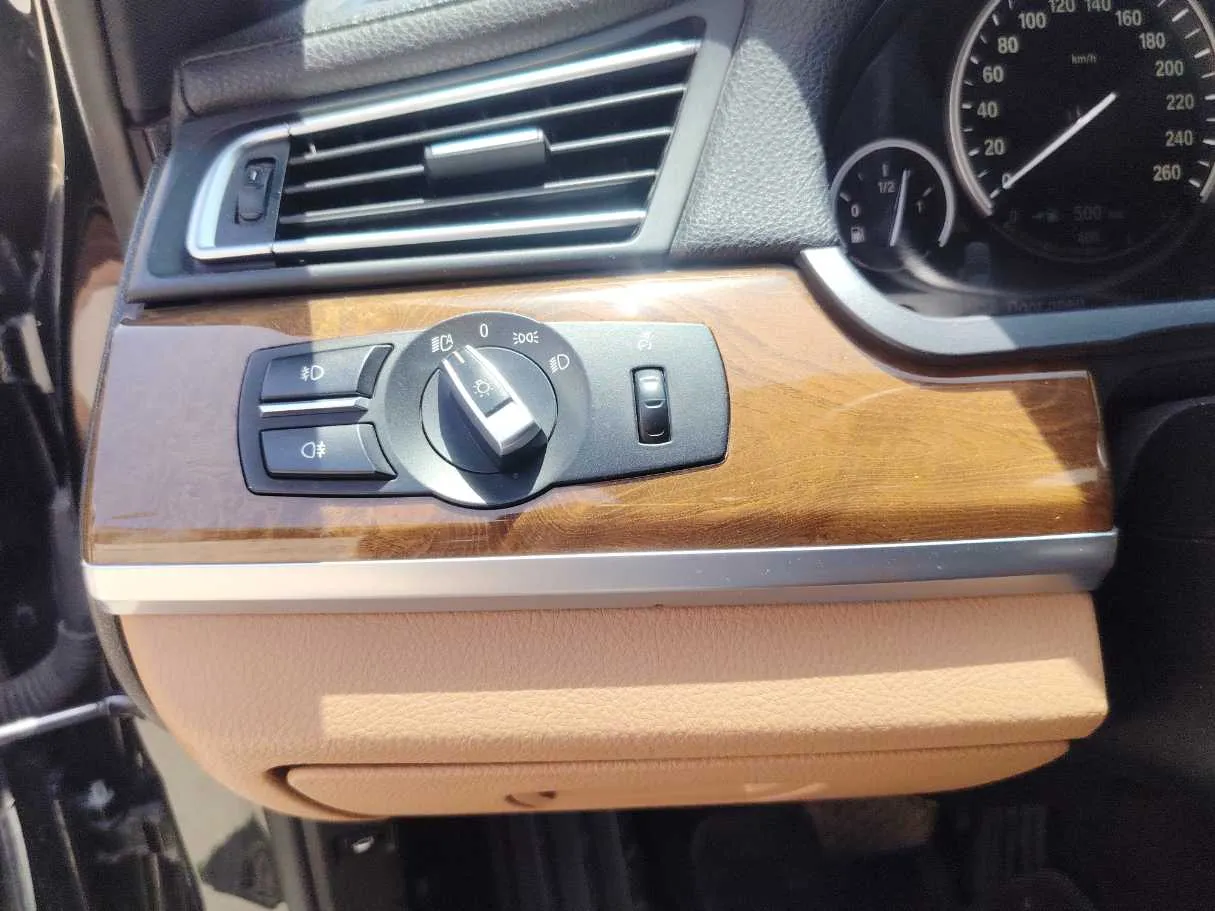 Car image 28