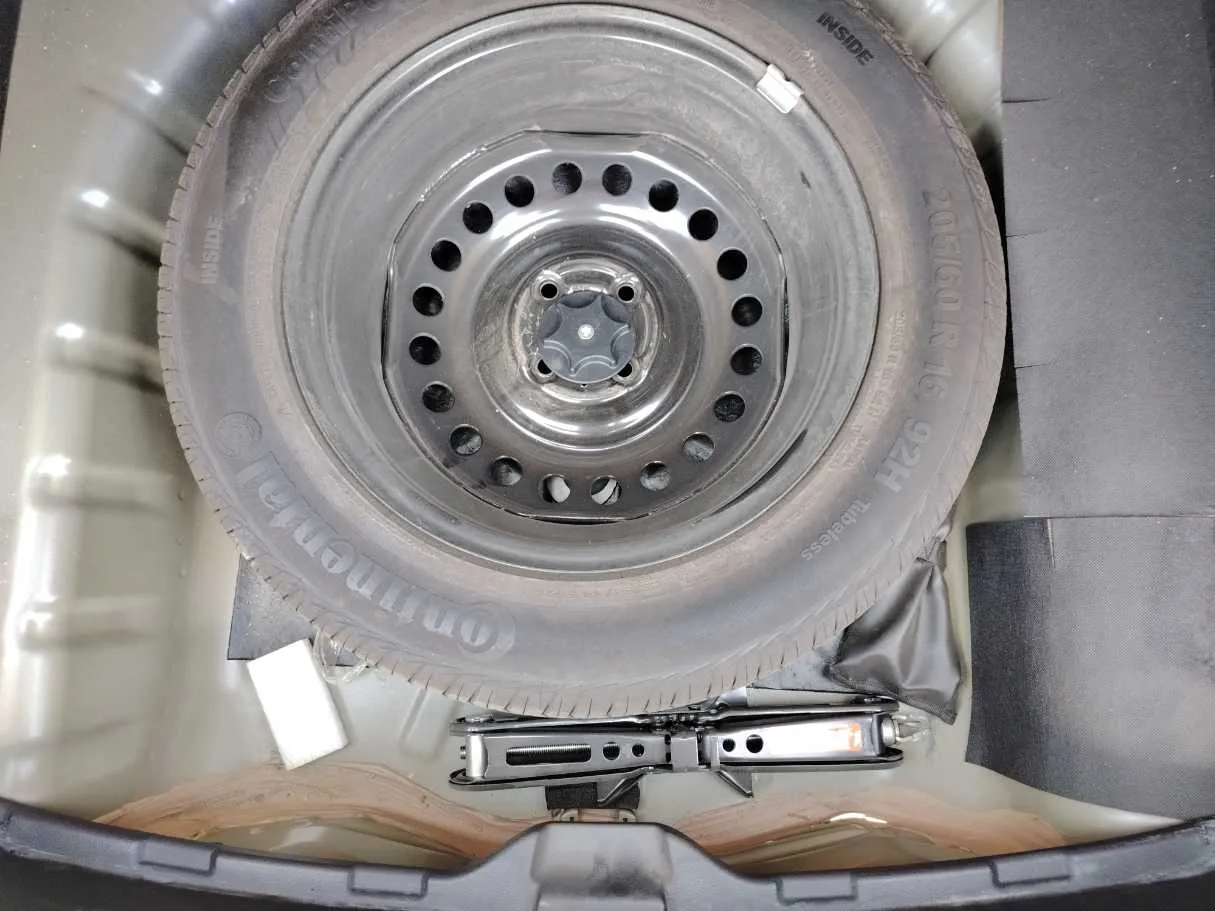 Car image 25