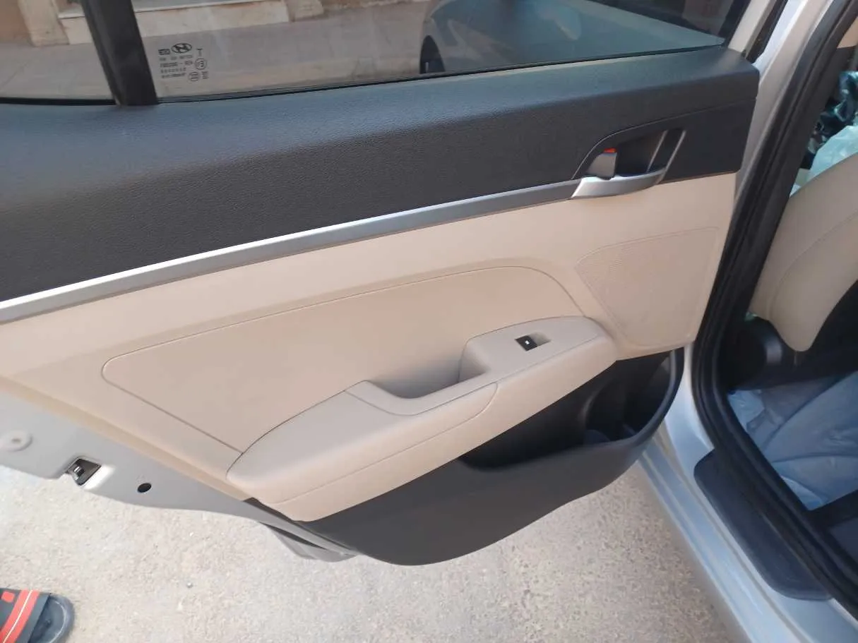 Car image 13