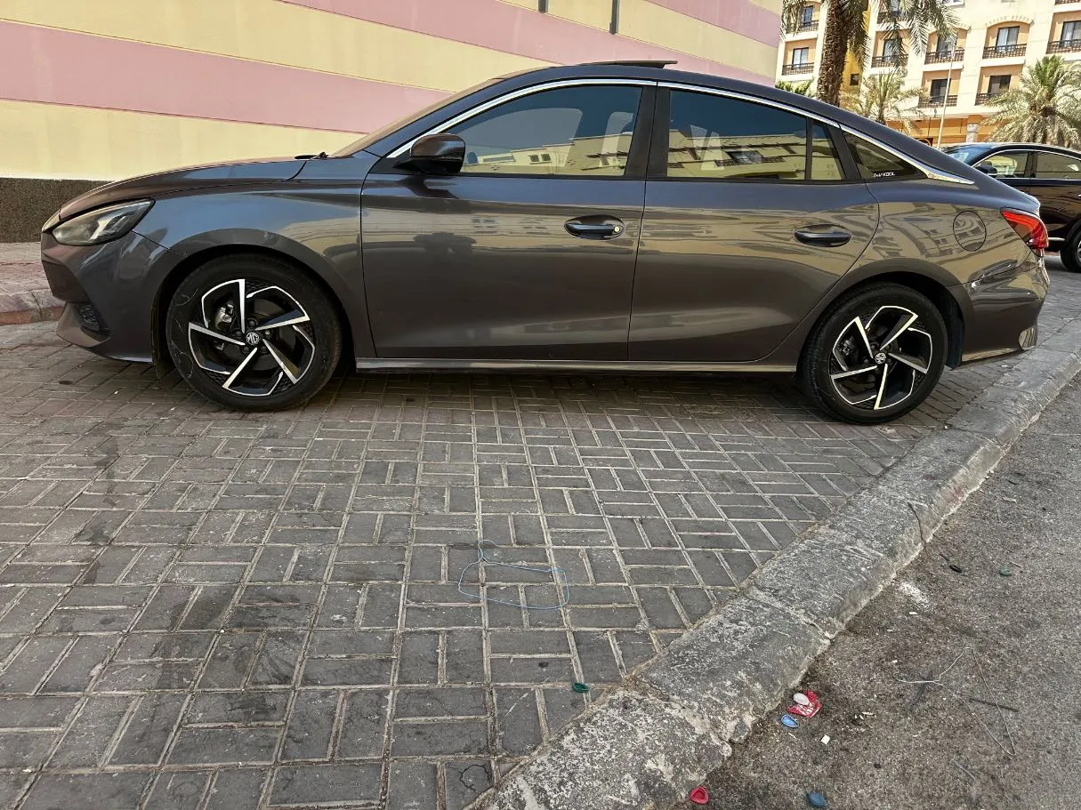 Car image 8