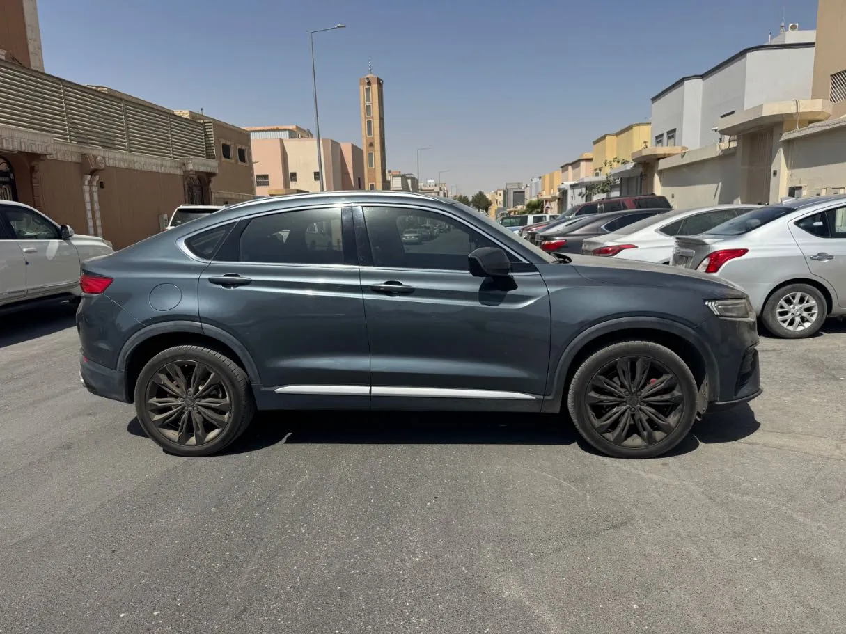 Car image 4