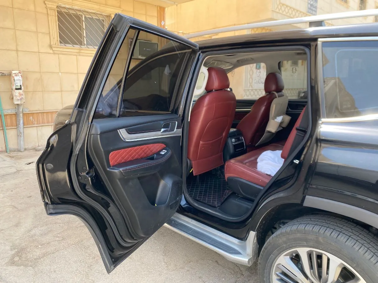 Car image 12