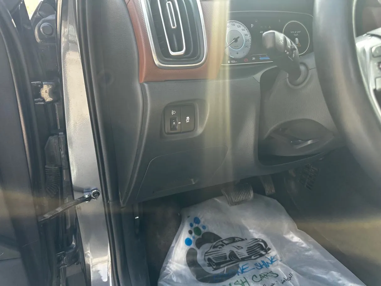 Car image 24