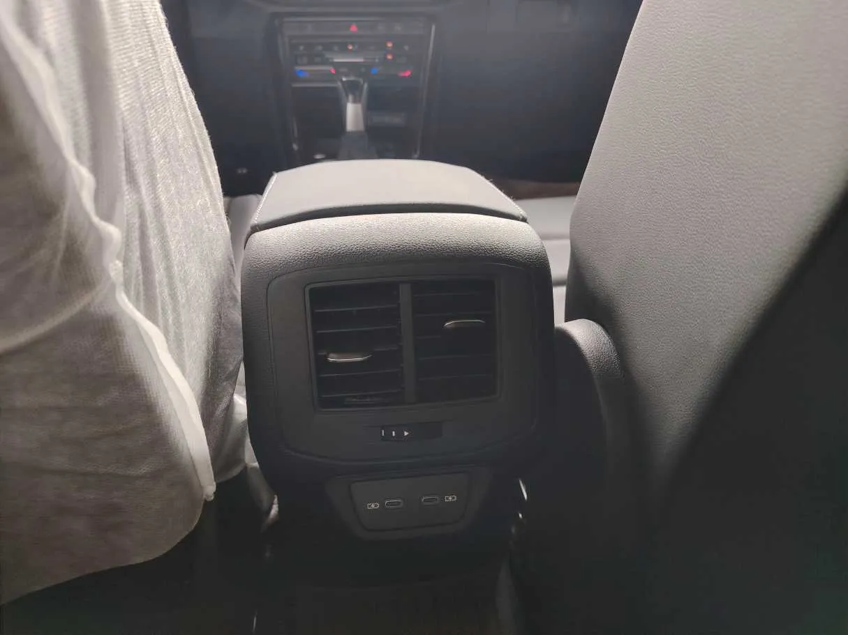 Car image 29