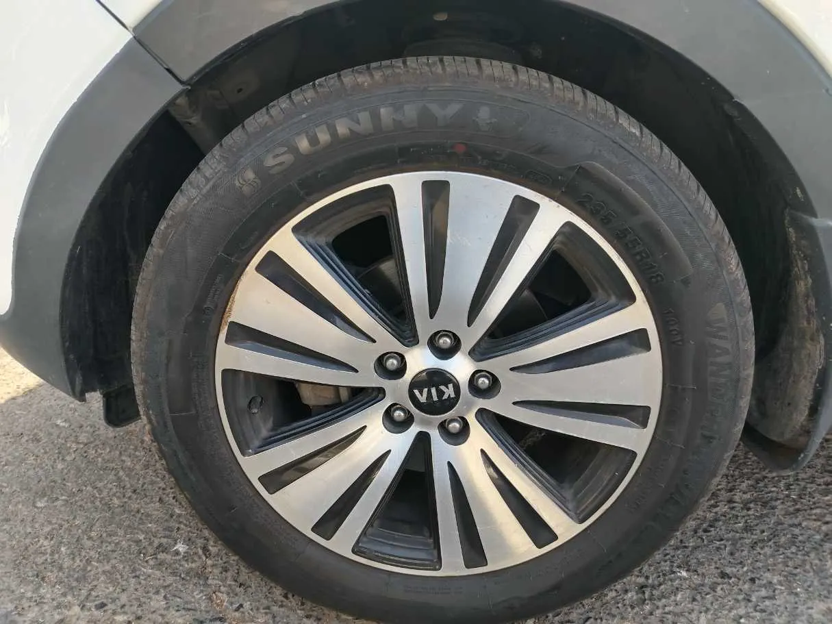Car image 10