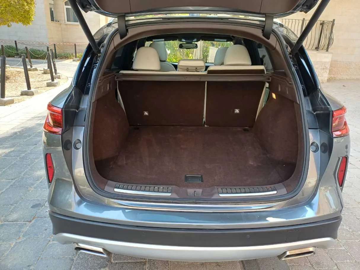 Car image 20