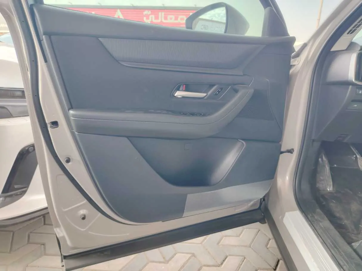 Car image 13