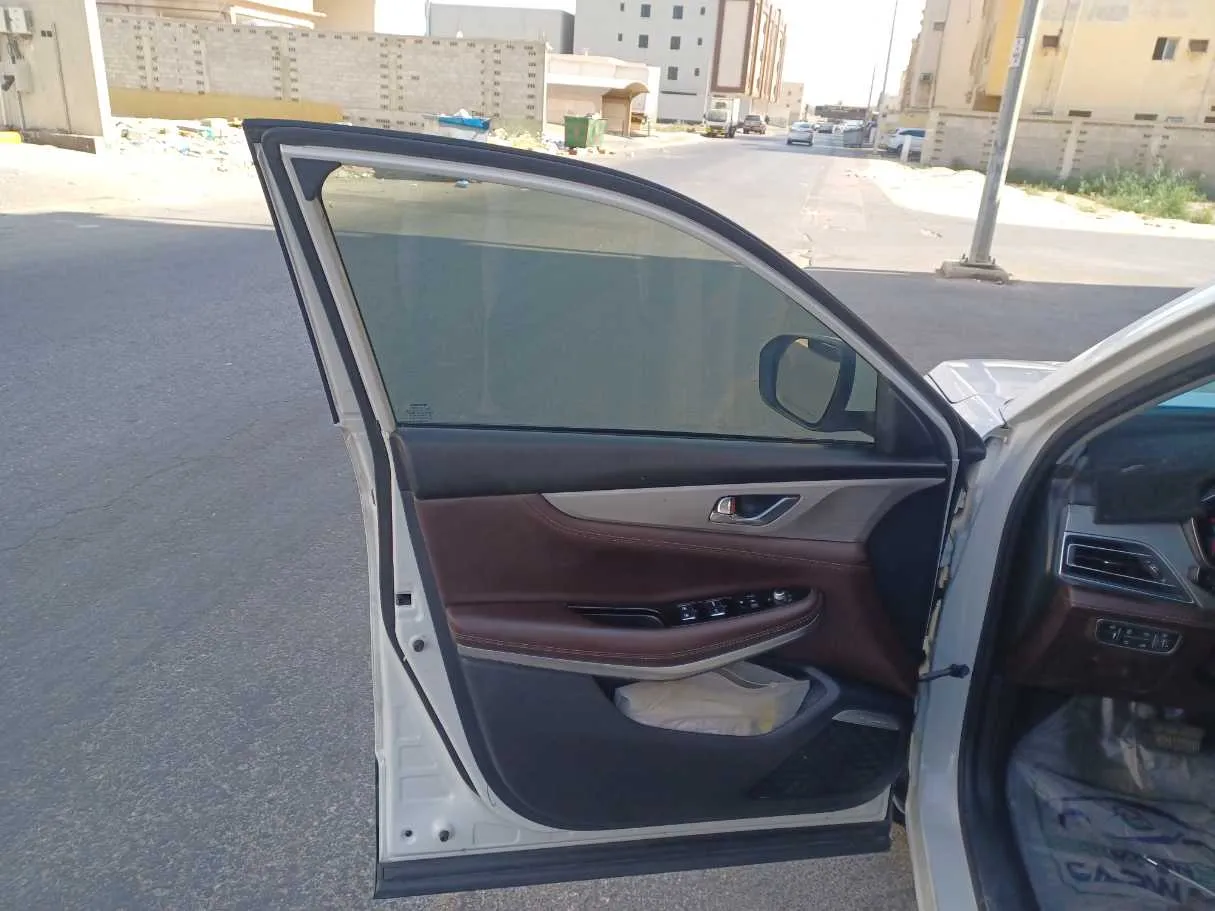 Car image 10