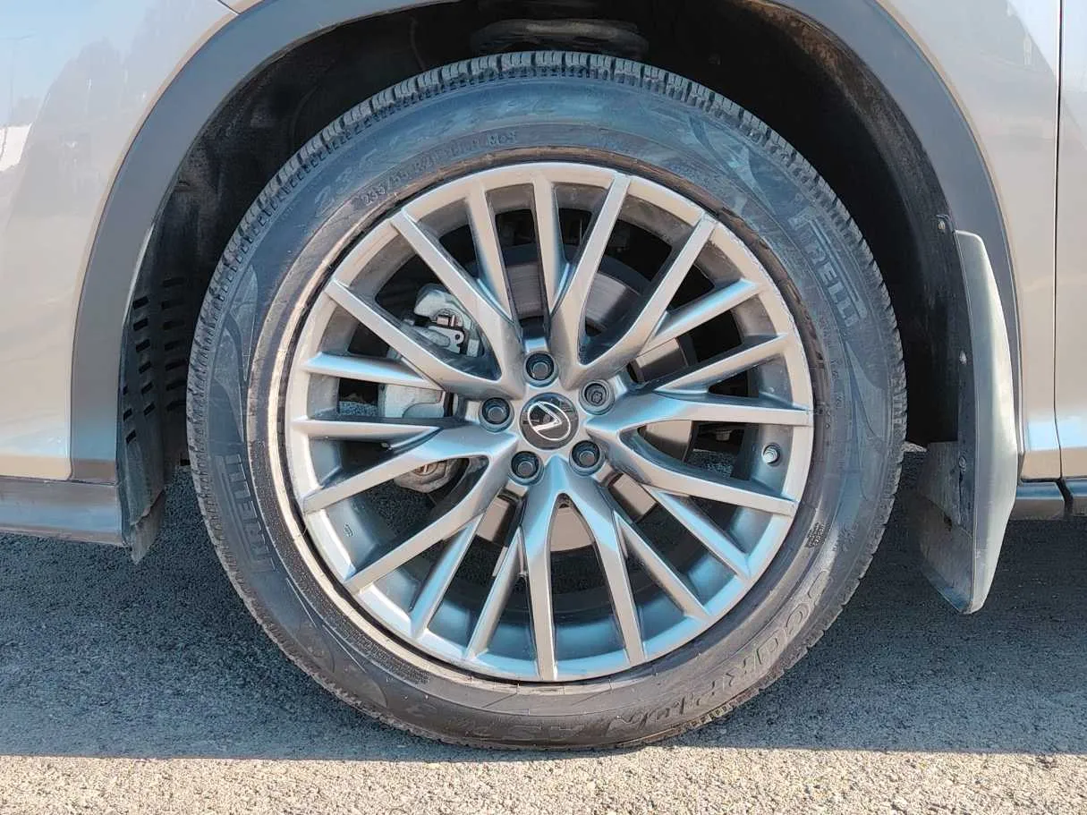 Car image 10