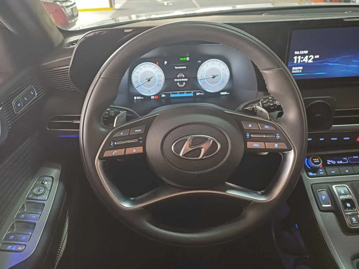 Car image 19