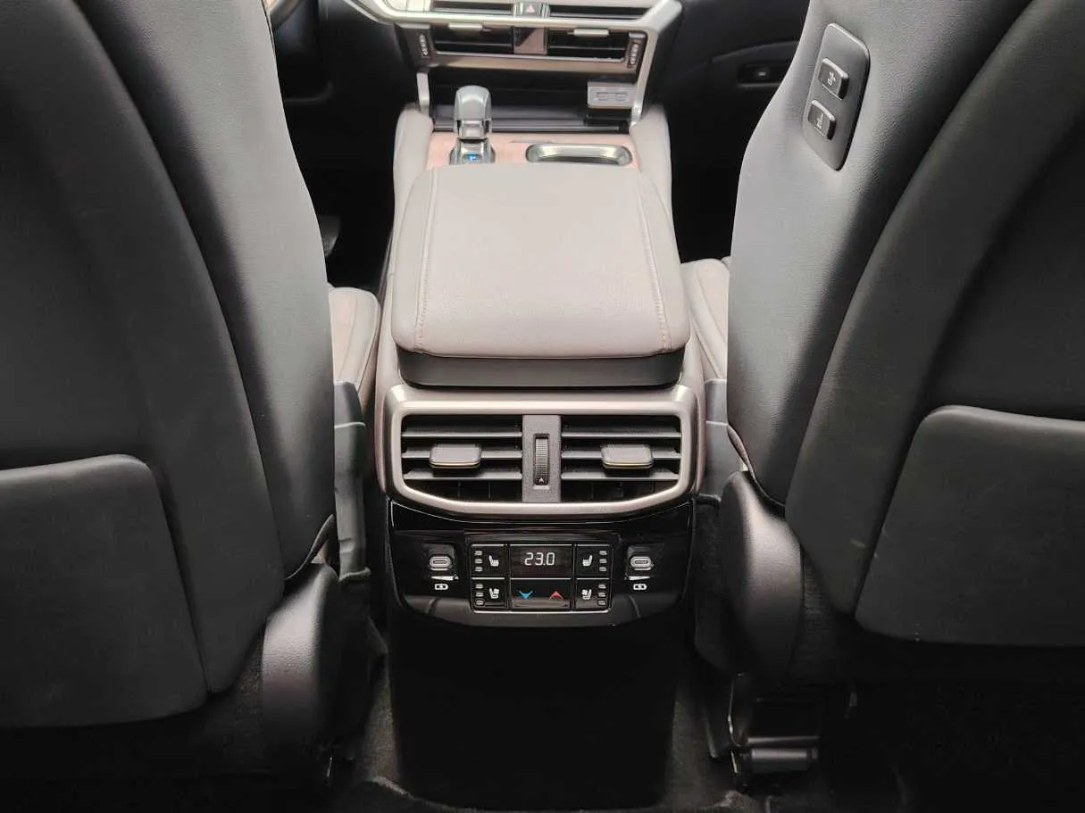 Car image 34