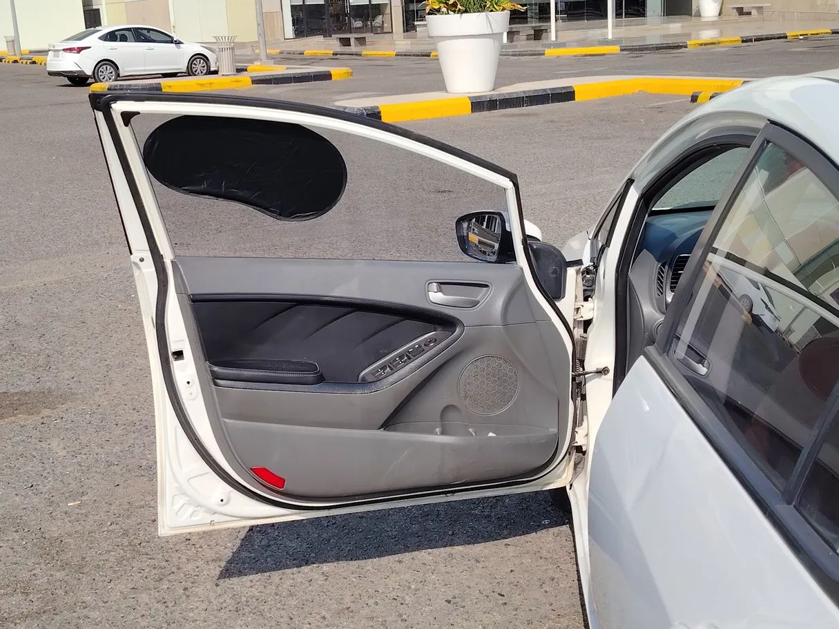 Car image 10