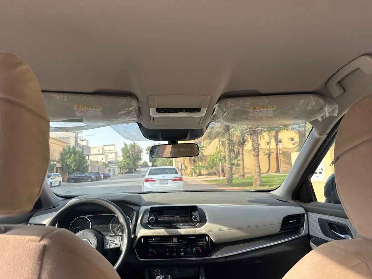 Car image 14