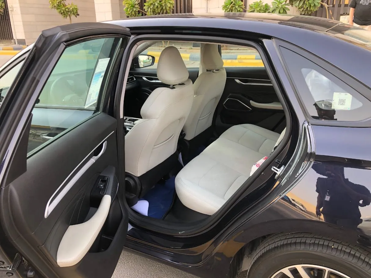 Car image 14