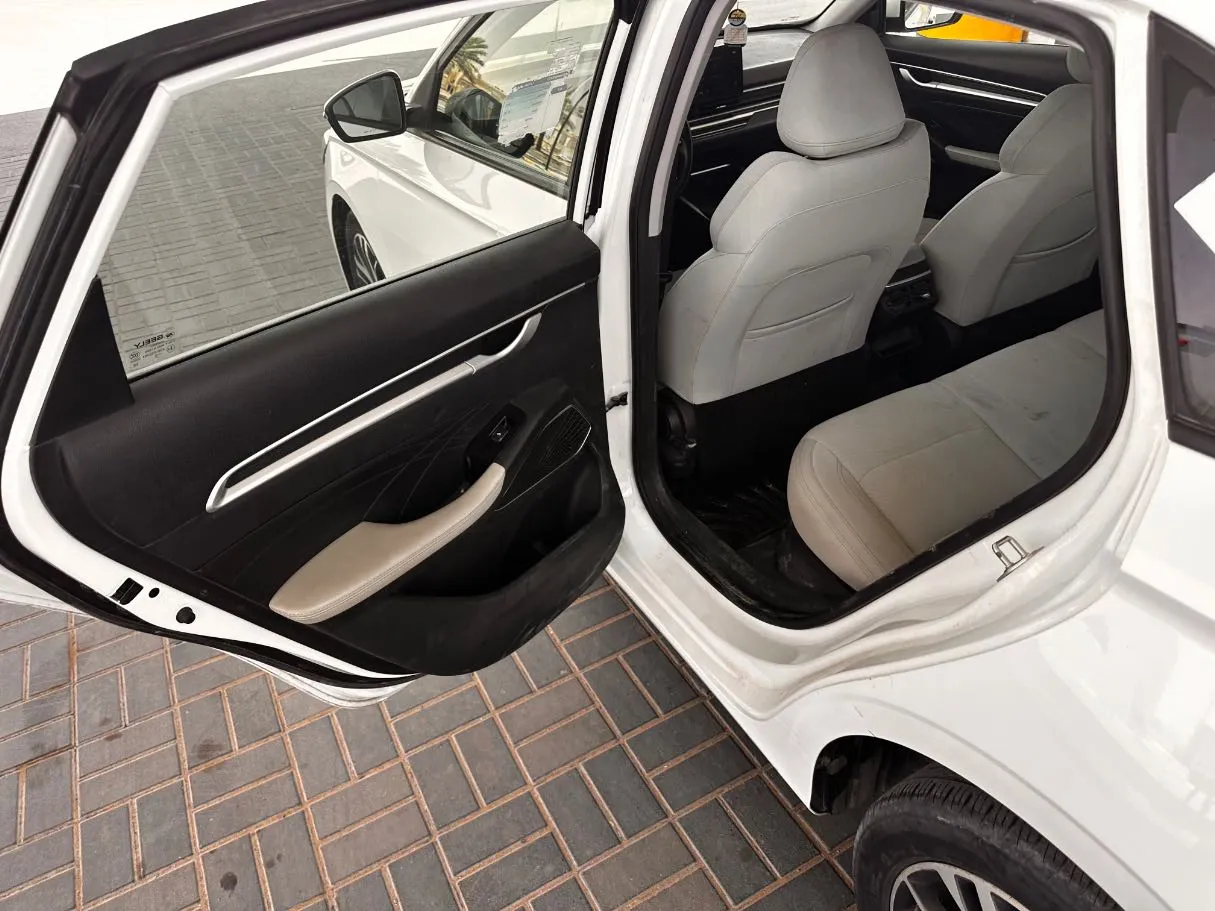 Car image 12