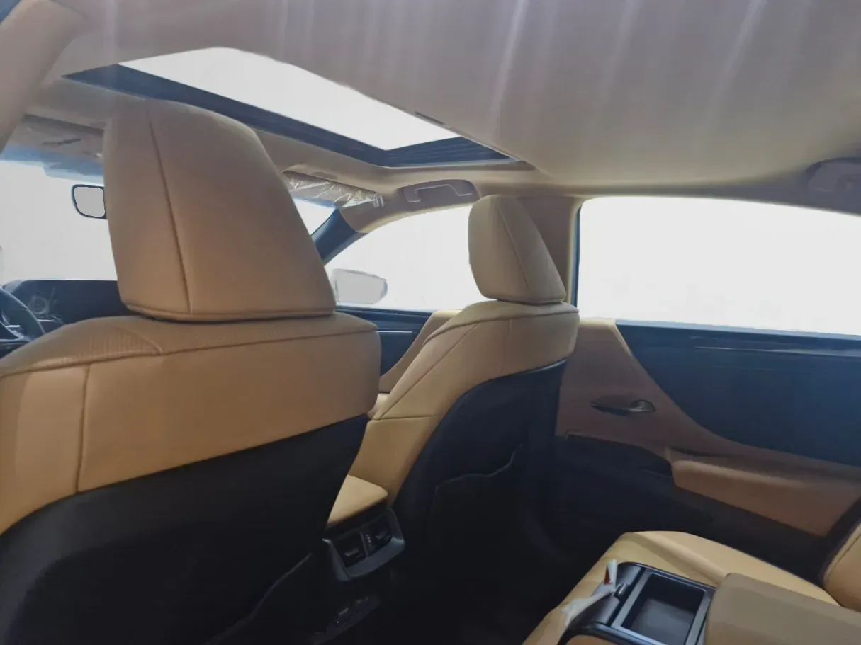 Car image 8