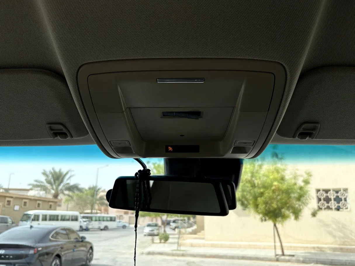 Car image 25