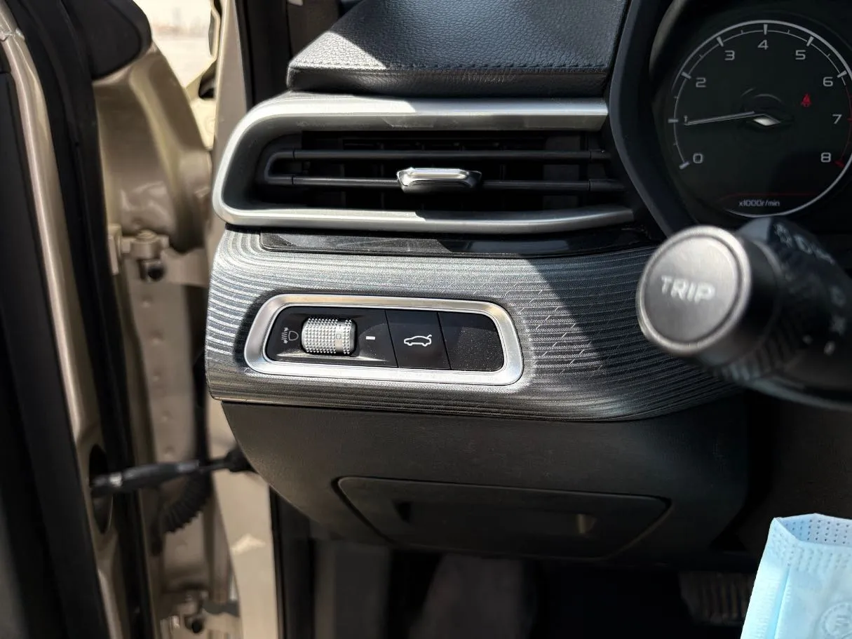 Car image 25