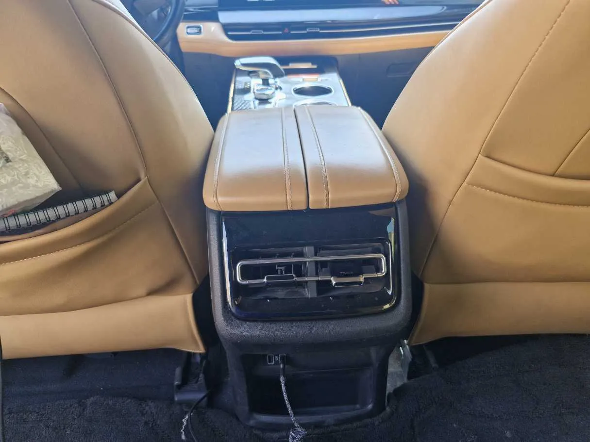 Car image 24