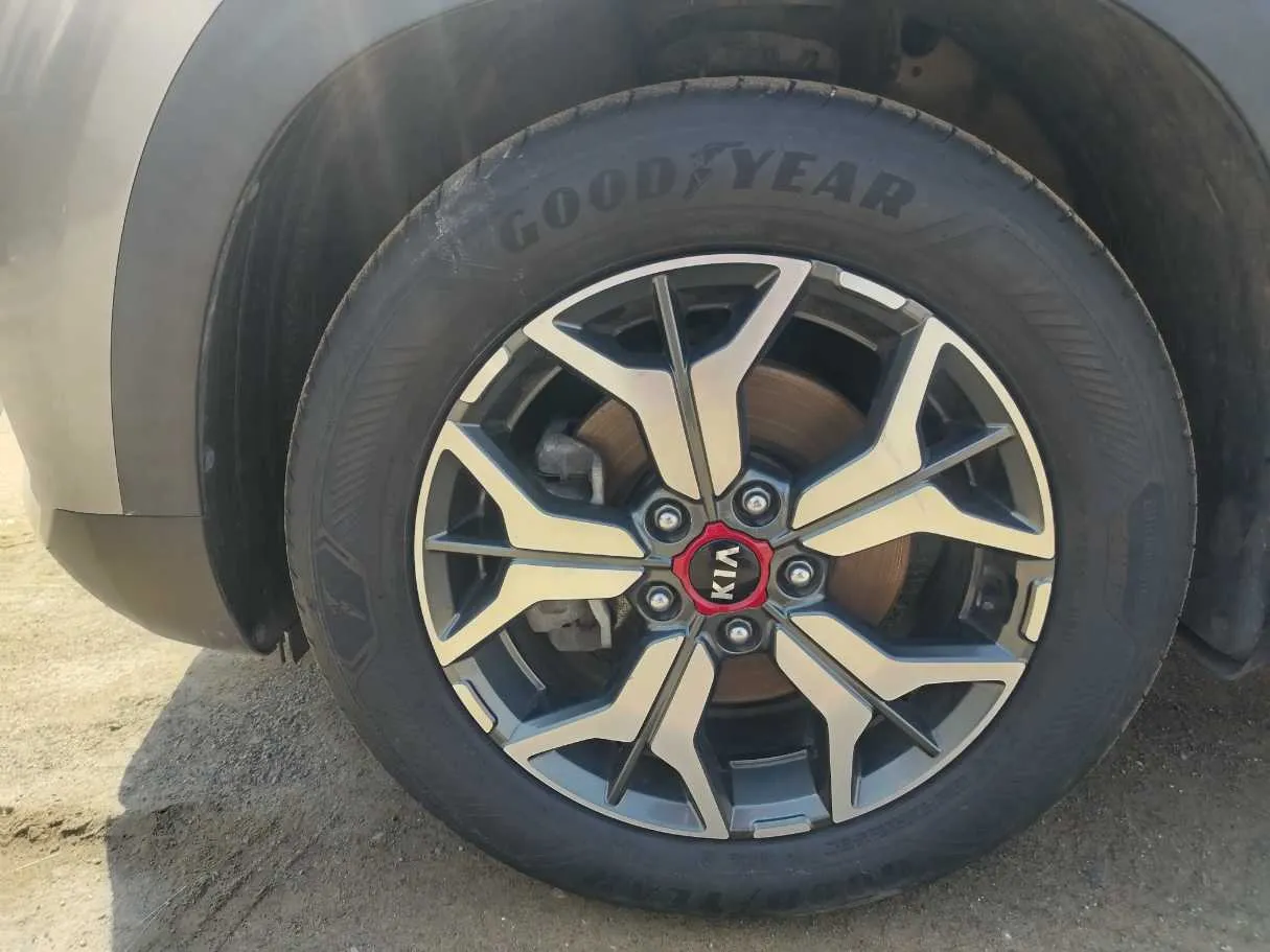 Car image 10