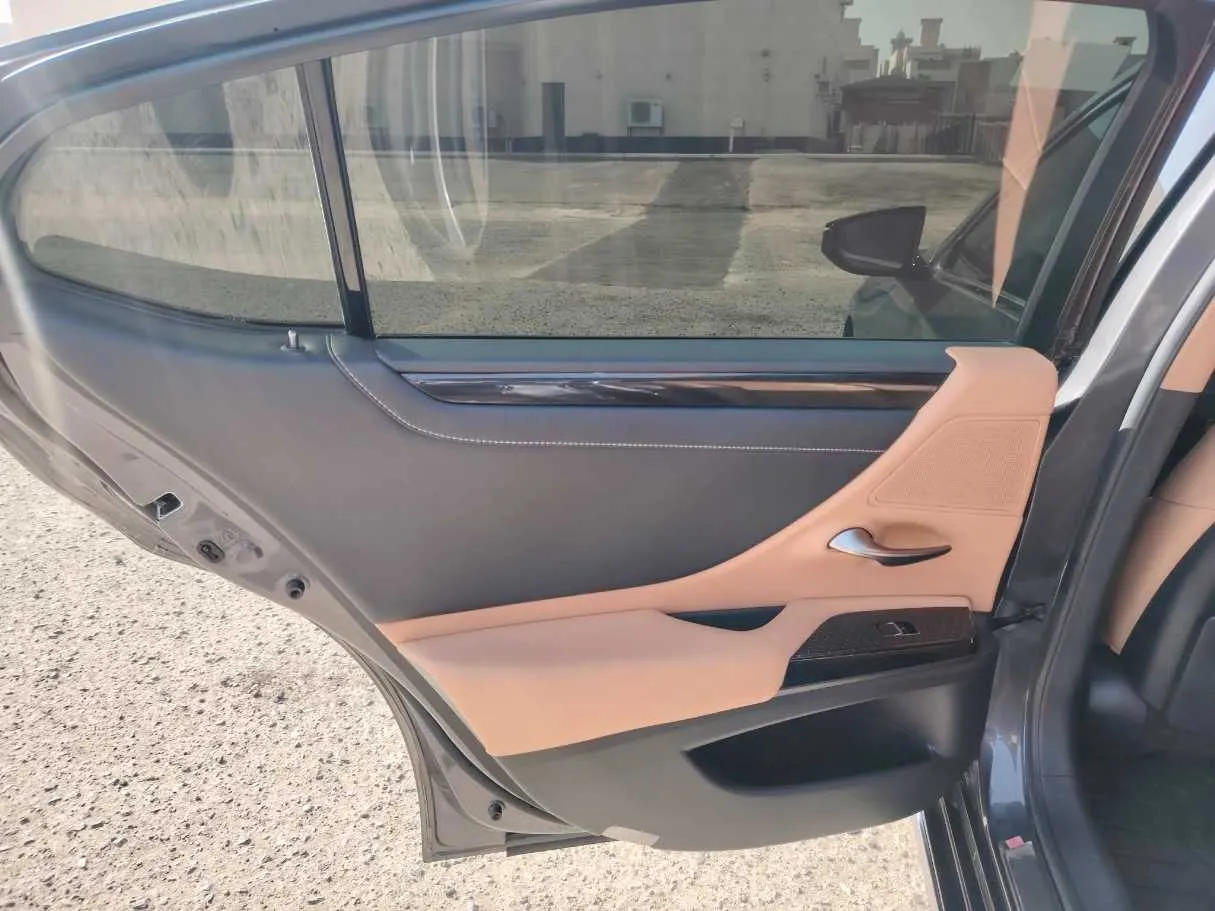 Car image 30
