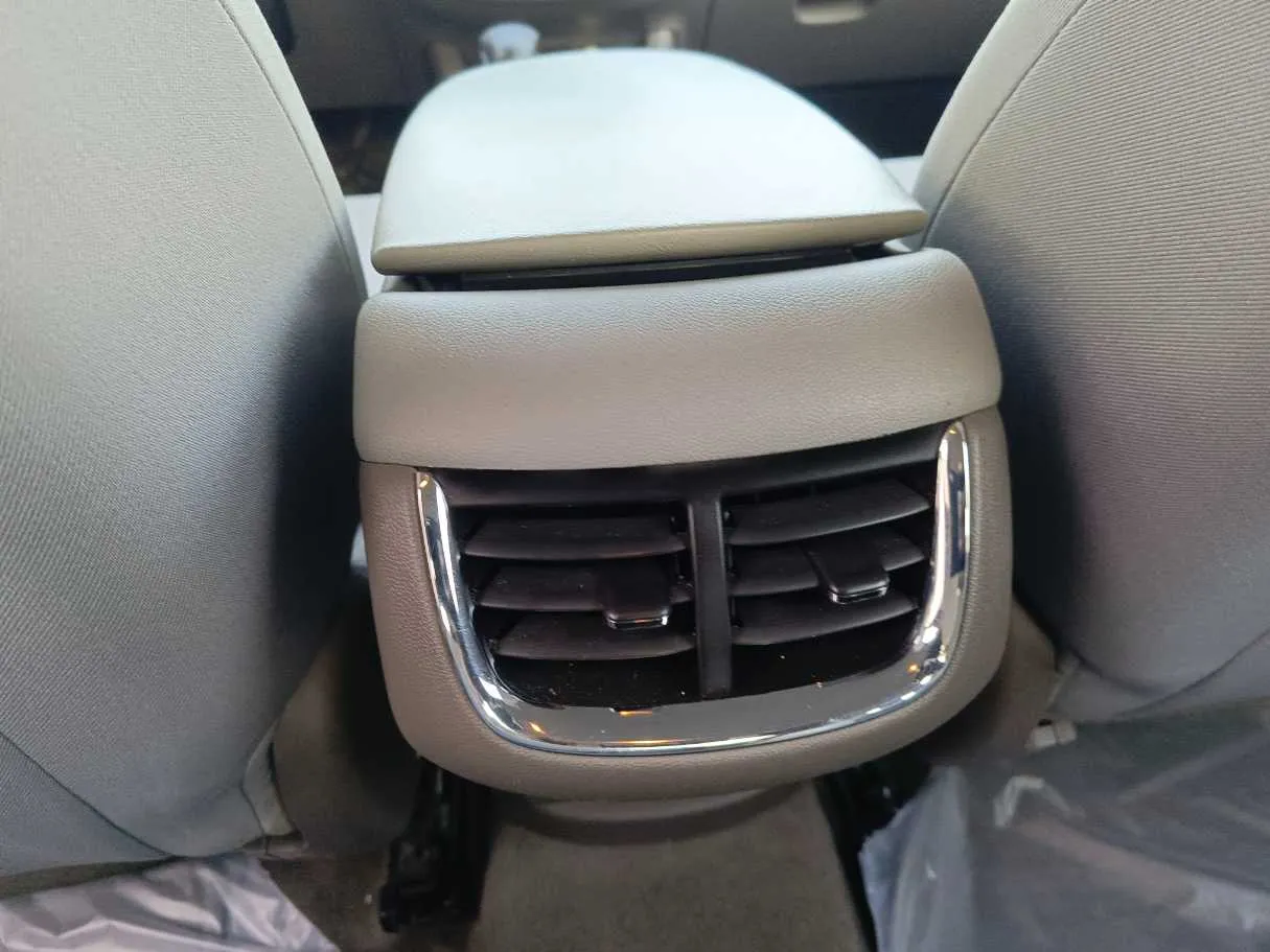 Car image 28